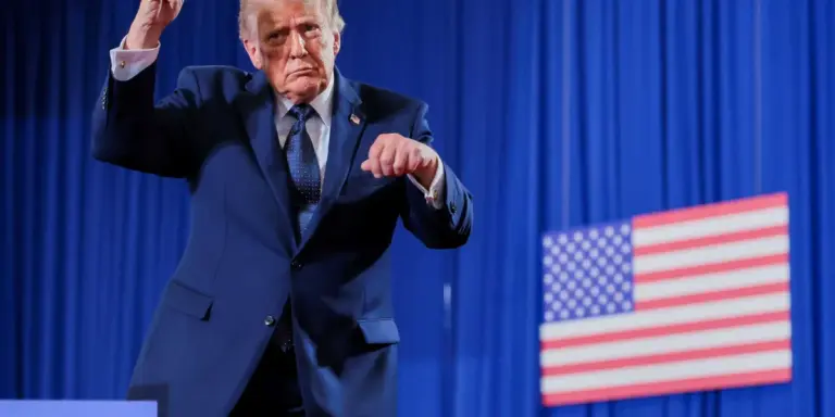 Critics pounce as Trump delights himself with ‘dumb’ gag